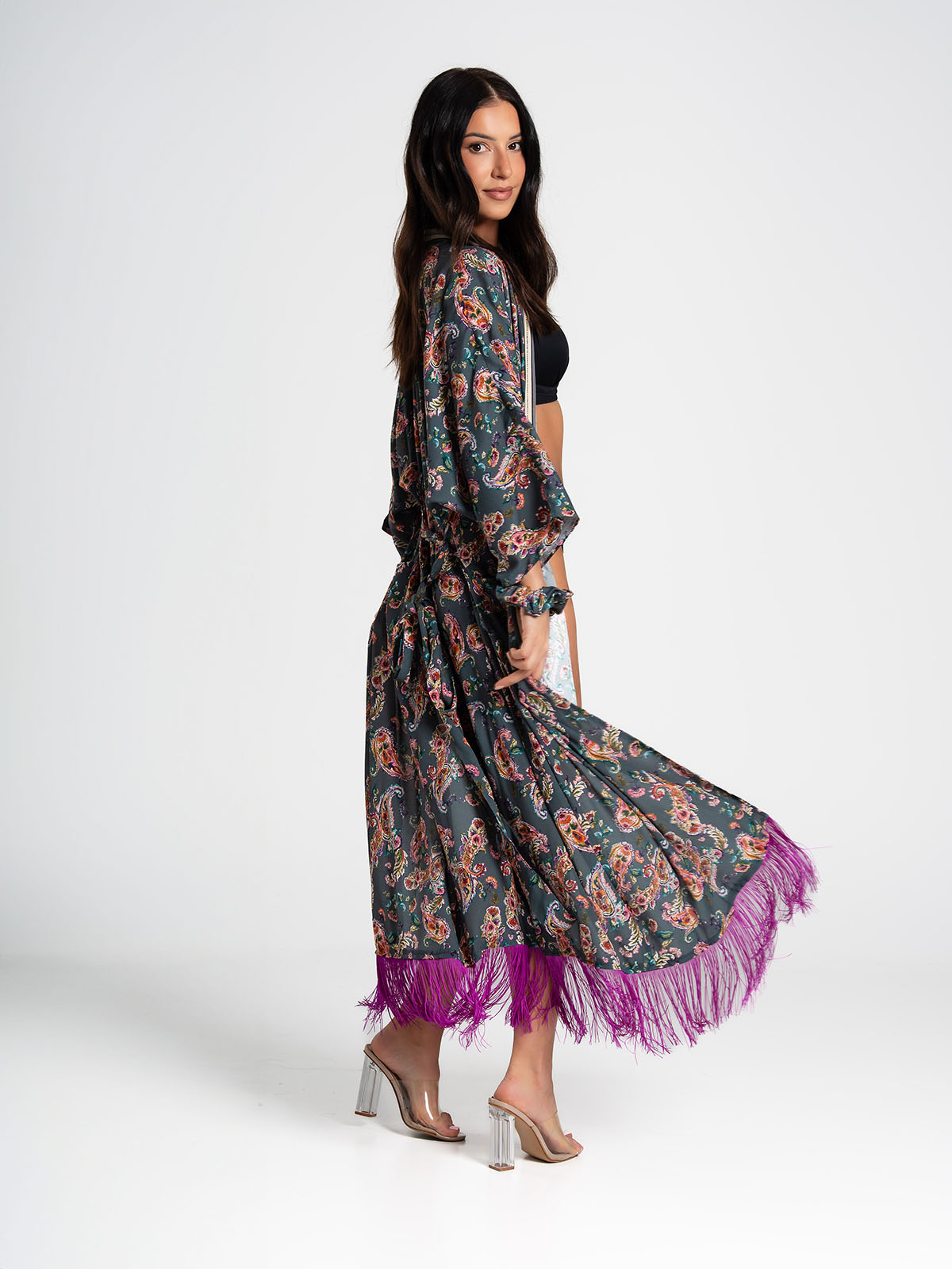 Kimono SCARLETT – kwiaty, które nie potrzebują światła by kwitnąć
